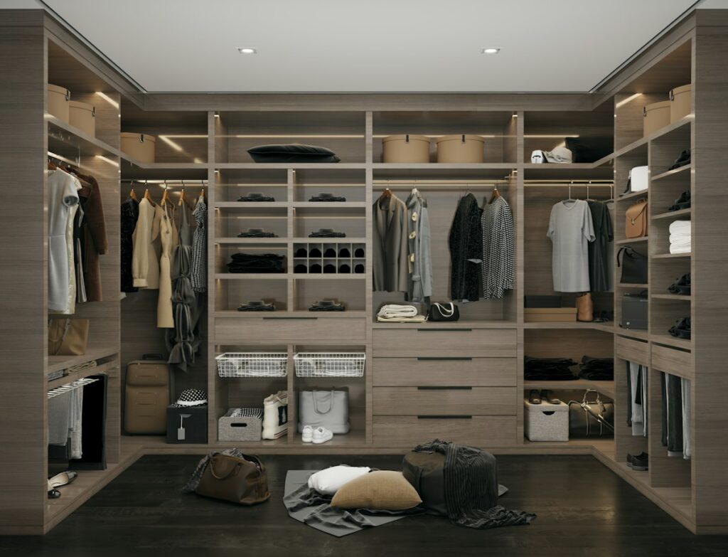 Dressing rempli de vêtements bien organisés
